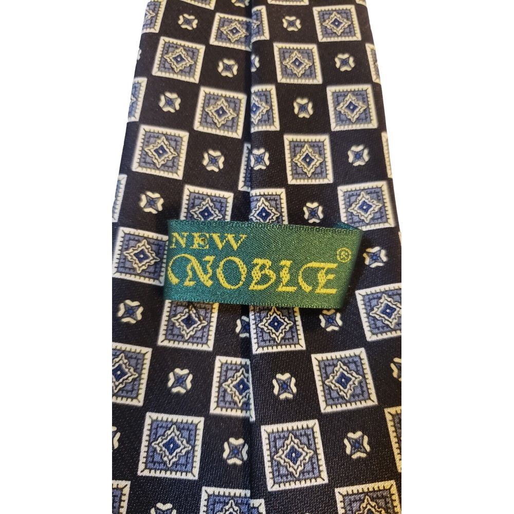 New Noble MEN'S NECKTIE Black Blue White Geometric 100% Polyester Made in‎ Korea - Picture 5 of 10